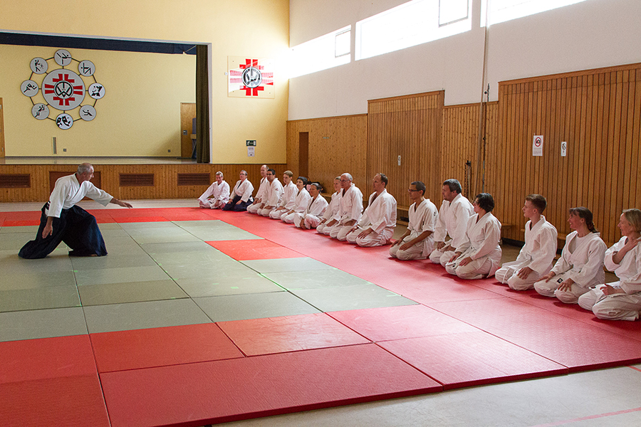 lli Kubetzek (6. Dan aus Frankfurt) demonstriert den Teilnehmern des Seminars die Grundbewegungen für richtiges Fallen im Aikido