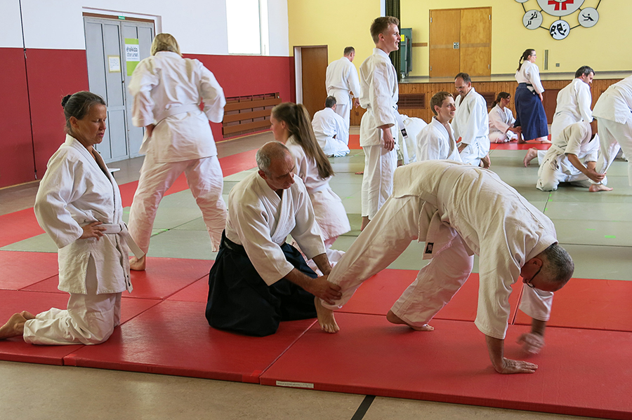 Ulli Kubetzek (6. Dan aus Frankfurt) zeigt die Übungen zum runden Fallen im Aikido