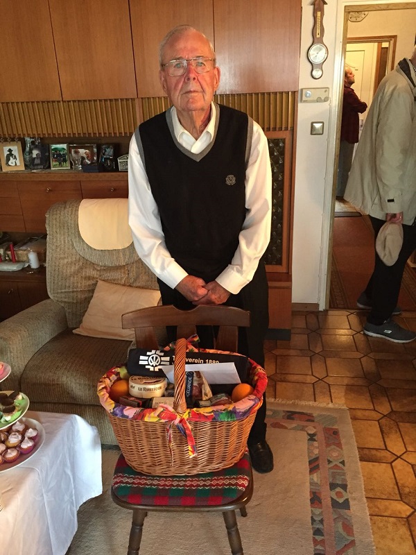 Herr Ortner bekam einen Fresskorb überreicht