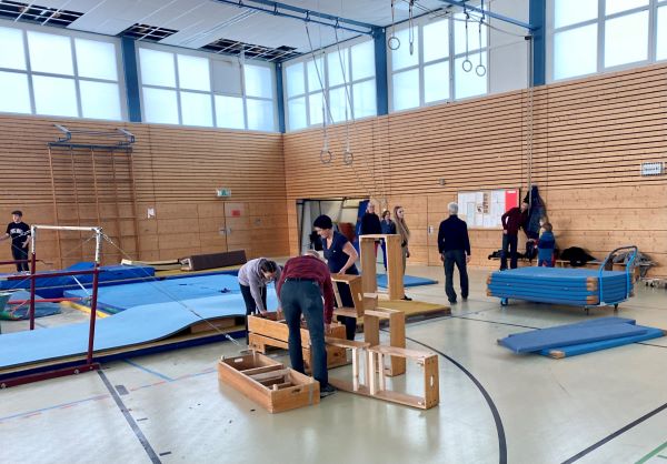 Arbeitseinsatz in der Schulturnhalle der IGS