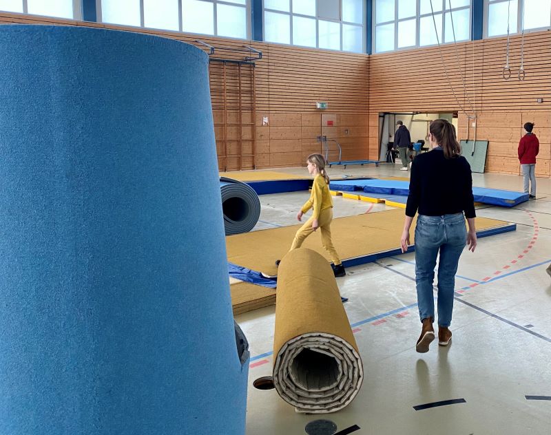 Arbeitseinsatz in der Schulturnhalle der IGS