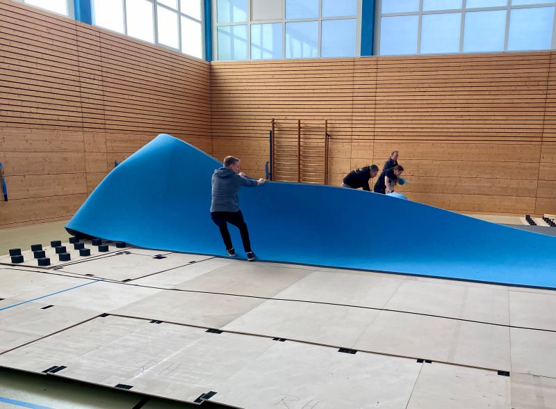 Arbeitseinsatz in der Schulturnhalle der IGS