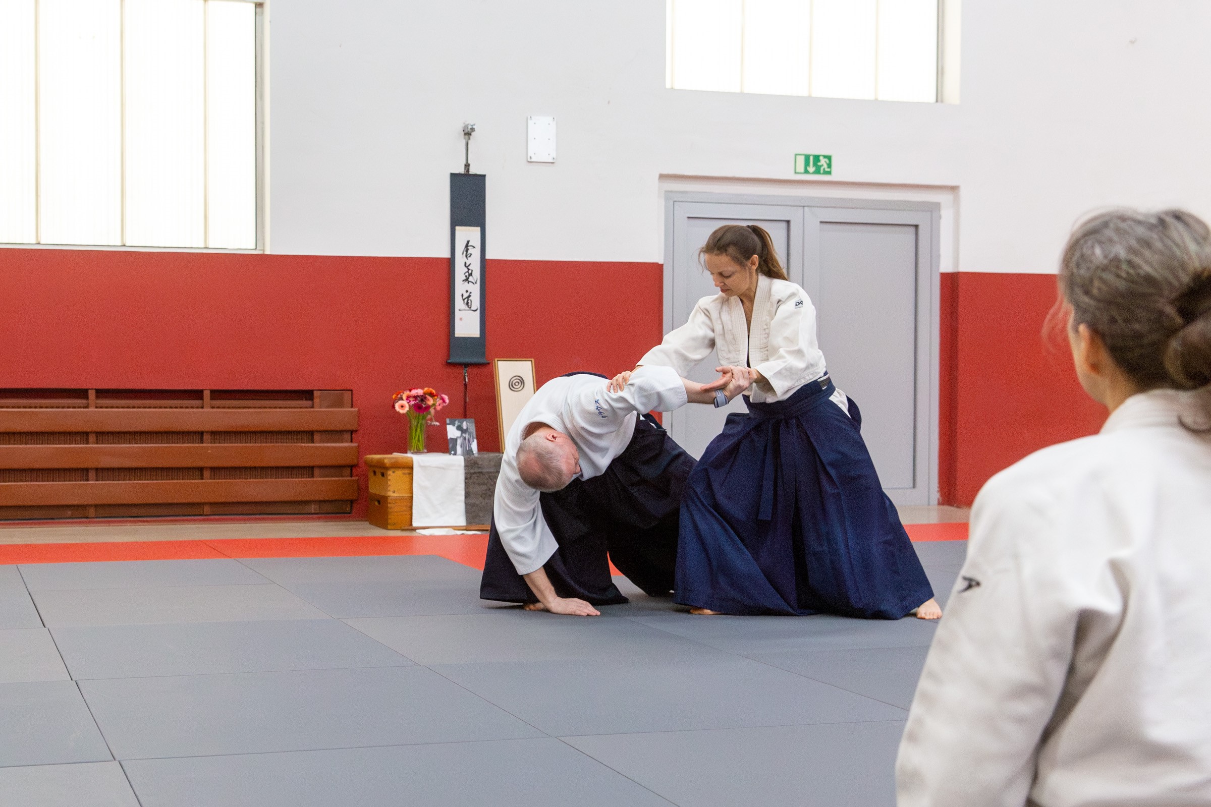 Lehrerin Sara Wang zeigt eine Hebeltechnik mit Abteilungsleiter Klaus Meßlinger (Foto: Stefanie Kösling)