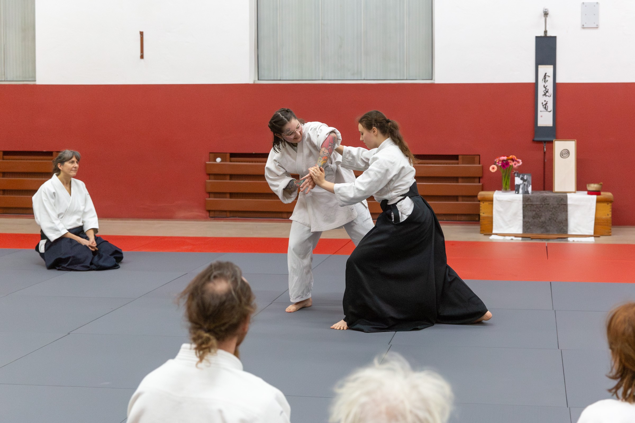 Lehrerin Sonja Sauer lässt zwei Teilnehmerinnen eine Technik vorführen (Foto: Klaus Meßlinger)
