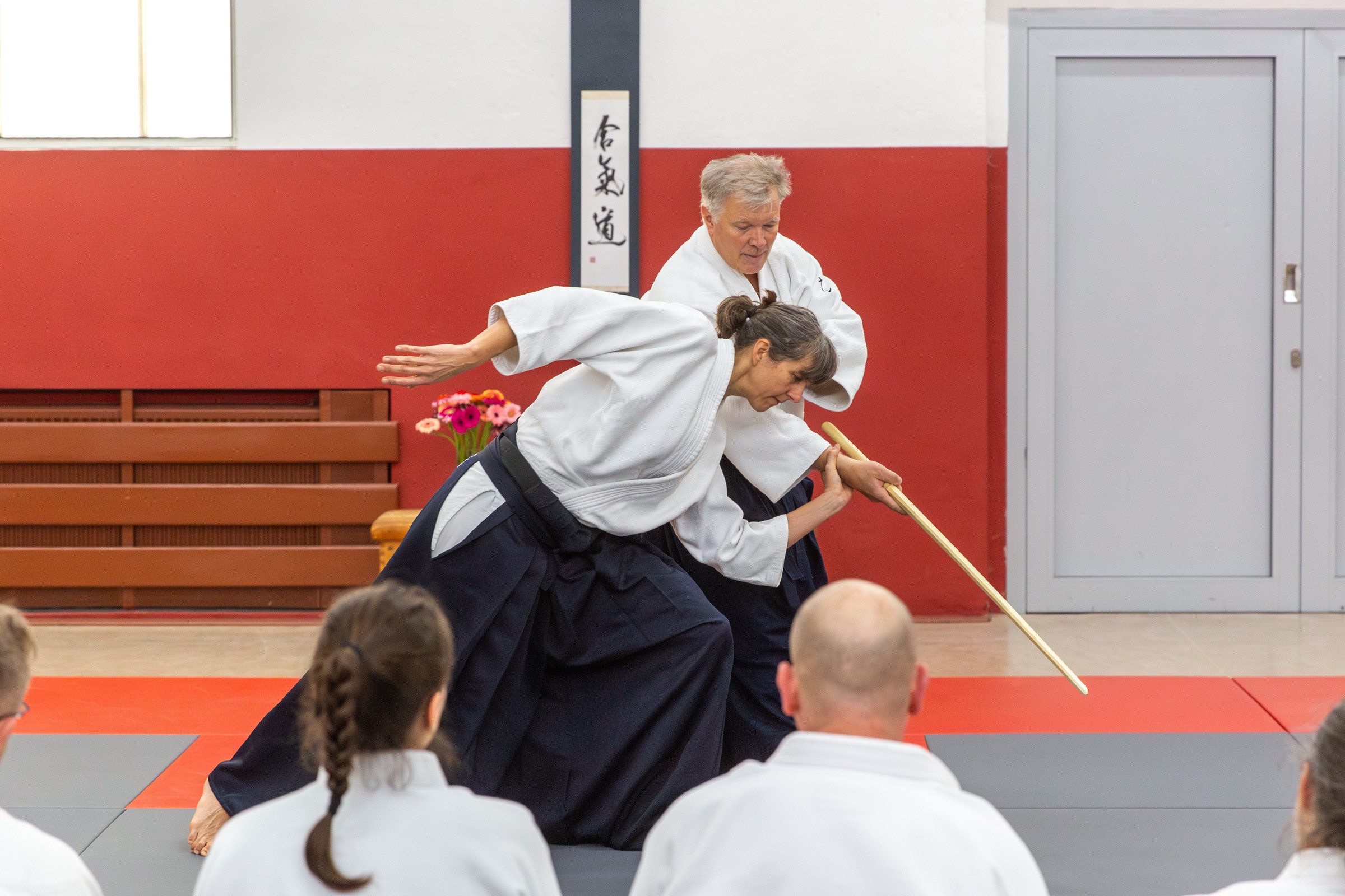 Jan Nevelius zeigt ein Aikido-Bewegungsprinzip mit Hilfe eine Holzschwertes (Foto: Klaus Meßlinger)