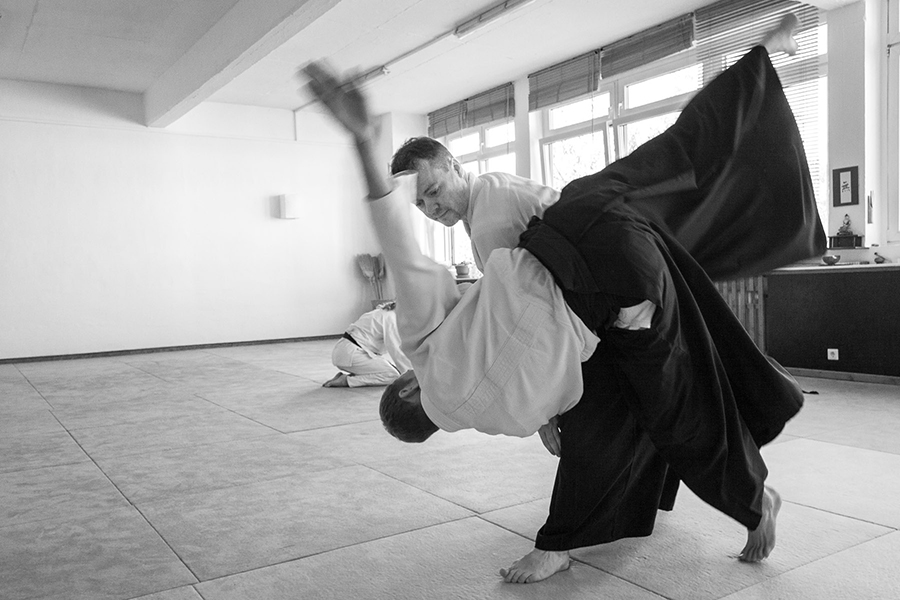 Klaus Meßlinger zeigt eine Aikido-Technik