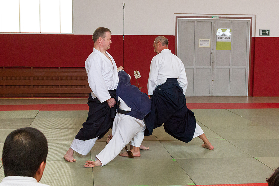 Klaus Meßlinger (Leiter der Oberurseler Aikido-Gruppe) und Seminarleiter Ulli Kubetzek zeigen eine Übung für sicheres Fallen