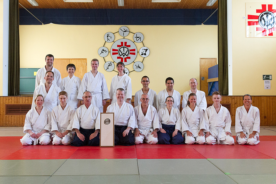 ruppenbild mit den Seminarteilnehmern und Mitgliedern der Aikido-Gruppe im TV Weißkirchen, mit dem Seminarleiter Ulli Kubetzek (vorne, 3.v.l.) und dem Leiter der Oberurseler Aikido-Gruppe Klaus Meßlinger (4.v.l.)